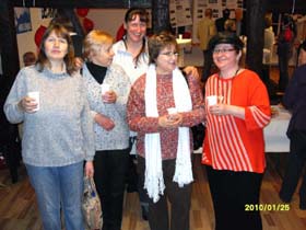 Anstoßen mit alkoholfreien Sekt mit DGB und Frauen von der Pößnecker Tafel e.V.